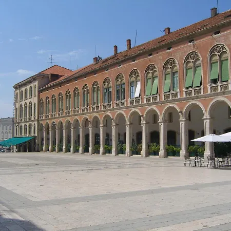 Гостьовий будинок Luxury And Authentic In Old Town Спліт